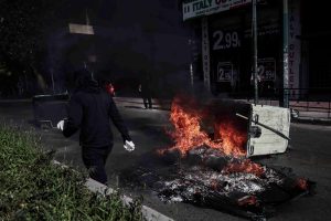 Επεισόδια έξω από την ΑΣΟΕΕ! Κλειστή η Πατησίων – Πυρπόλησαν κάδους (Video)