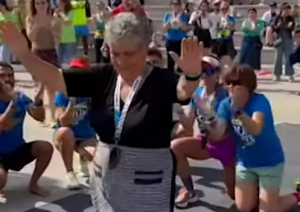 VIRAL ο χορός της γιαγιάς Αγγελικής στον ημιμαραθώνιο Κρήτης (video)