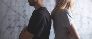 Πώς συμπεριφέρονται οι γονείς που θέλουν διαρκώς να μπλέκονται στη ζωή των παιδιών τους