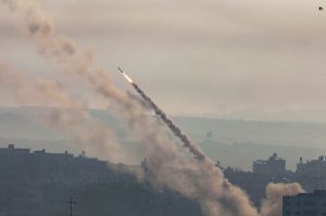 Ο στρατός του Ισραήλ ανακοίνωσε πως σκότωσε 10 μαχητές και βομβάρδισε αποθήκη όπλων στη Λωρίδα της Γάζας
