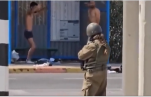 Γυναίκα στρατιώτης νικά κατά κράτος δύο ισλαμιστές, vid