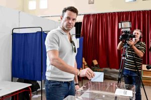 Ψήφισε ο Κασσελάκης: “Oι Έλληνες επιλέγουν τους τοπικούς υπηρέτες τους” (video)