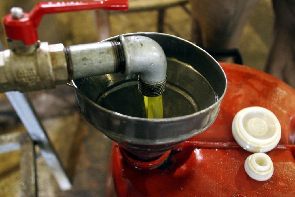 Περιστέρι: Το ελαιόλαδο από τις ελιές του Δήμου μοιράστηκε σε ευάλωτους δημότες – Διατέθηκαν δωρεάν 530 λίτρα