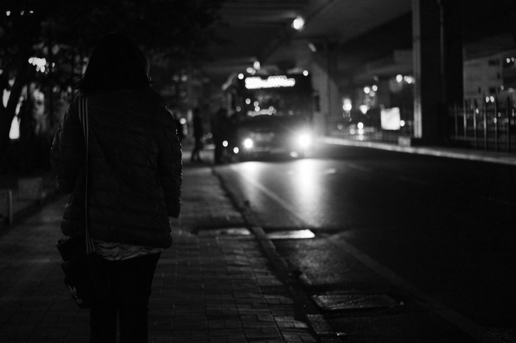 Ηράκλειο: Επιθέσεις σε λεωφορεία εν κινήσει τη νύχτα με πέτρες – Τρόμος για οδηγούς και επιβάτες