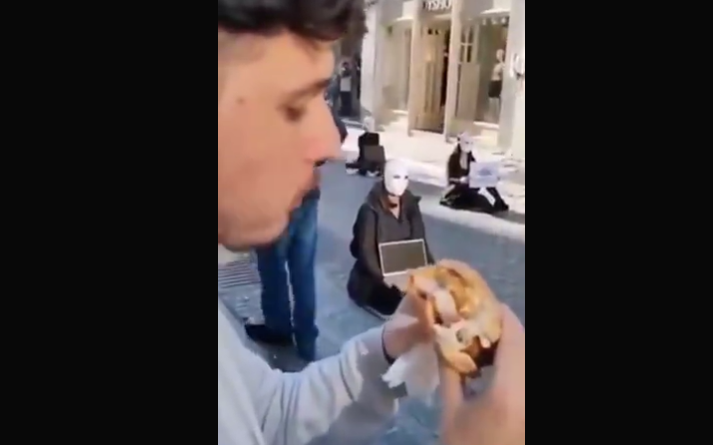 Τρώει μπέργκερ με κοτόπουλο για να πικάρει vegan διαδηλωτή!!! Χαμός με το ΒΙΝΤΕΟ