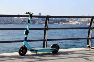 Περιπολικό καταδιώκει ηλεκτρικό πατίνι…Δραματική καταδίωξη!(vid)