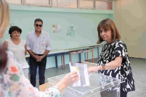 Αυτοδιοικητικές εκλογές – Ψήφισε η Κατερίνα Σακελλαροπούλου στο 21ο Γενικό Λύκειο Γκράβας