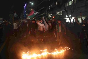 Θεσσαλονίκη: Πορεία αλληλεγγύης στον παλαιστινιακό λαό – Έκαψαν σημαίες