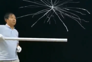 Ίσως η εντυπωσιακότερη απεικόνιση του στατικού ηλεκτρισμού, vid