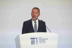 Στουρνάρας: Προειδοποιεί για «αρνητικό σοκ ζήτησης» λόγω των δασμών Τραμπ