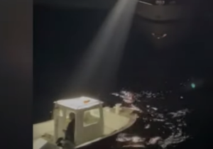 ΒΙΝΤΕΟ που δείχνουν οι Τούρκοι: Έλληνας φέρεται να τα παίρνει ΑΓΡΙΑ στο κρανίο με ψαράδες τους