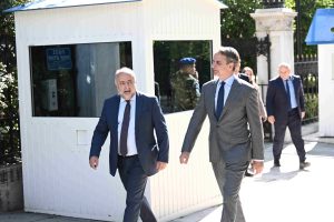 Τσιόδρας: “Όπως είπε ο Κυριάκος Μητσοτάκης, έχουμε τα πόδια στη γη” (video)