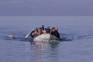 ΒΙΝΤΕΟ-Ντοκουμέντο: Περαστικός καταγράφει σκάφος διακινητών να αφήνει μετανάστες σε παραλία