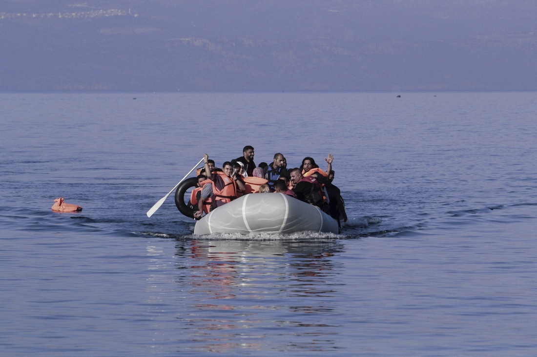 Λουόμενοι στη Γαύδο διώχνουν βάρκα γεμάτη αλλοδαπούς! Το ΒΙΝΤΕΟ κάνει τον γύρο του διαδικτύου