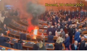 Καπνογόνα μέσα σε Κοινοβούλιο; Κι όμως έγινε κι αυτό, vid