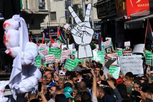 Ραμάλα! Στους δρόμους για την δολοφονία του ηγέτη της Χαμάς! Διακρίνεται και ορθόδοξος ιερέας, vid