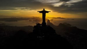 «Έντυσαν» με φανέλα της εθνικής Βραζιλίας το άγαλμα του Χριστού στο Ρίο, vid