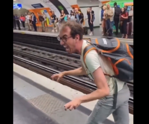 Έκανε σαν δαιμονισμένος μπροστά στο πλήθος! – vid