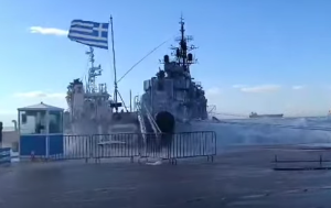 Θερμαϊκός-Θυελλώδεις άνεμοι: Ρήγμα στο αντιτορπιλικό «Βέλος», vid