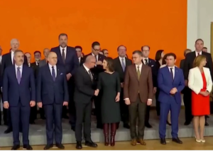 Το αμήχανο φιλί του αιώνα!! Σε ποιόν έριξε «χυλόπιτα» η Γερμανίδα ΥΠΕΞ; vid