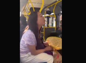 Γυναίκα άρχισε να…γαβγίζει σε λεωφορείο! – vid