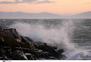 Καιρός σήμερα: Πέφτει η θερμοκρασία – Προειδοποίηση για θυελλώδεις ανέμους 8 μποφόρ