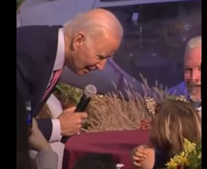 «Λατρεύω τα αυτιά σου»!!! ΒΙΝΤΕΟ με τον Μπάιντεν να μιλά σε 6χρονη!!!