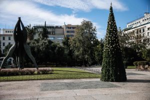 Μετά το χριστουγεννιάτικο δέντρο στην Κλαυθμώνος… έκλεψαν τα χριστουγεννιάτικα στολίδια και από το δέντρο στα Σεπόλια! (video)