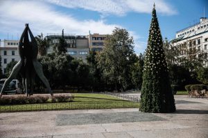 Μετά το χριστουγεννιάτικο δέντρο στην Κλαυθμώνος… έκλεψαν τα χριστουγεννιάτικα στολίδια και από το δέντρο στα Σεπόλια! (video)