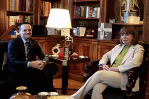Η ΠτΔ Κατερίνα Σακελλαροπούλου συναντήθηκε με τον νεοεκλεγέντα δήμαρχο Αθηναίων Χάρη Δούκα