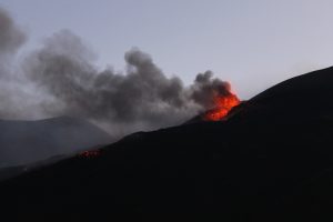 Σικελία: Βρυχάται η Αίτνα – Εικόνες που κόβουν την ανάσα από έκρηξη! (video)