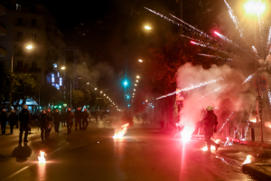 Επεισόδια στο κέντρο της Θεσσαλονίκης μετά την πορεία – Ρίψη μολότοφ και χημικών