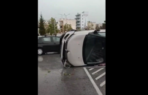 Εικόνες καταστροφής στη Ξάνθη! Ανεμοστρόβιλος αναποδογύρισε ΙΧ, vid