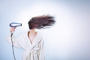 Πώς να προστατεύσετε τα μαλλιά σας όταν τα στεγνώνετε με το πιστολάκι