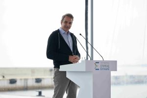Μητσοτάκης στη Φθιώτιδα: Του χάρισαν ένα… κασελάκι – Η αντίδραση του πρωθυπουργού