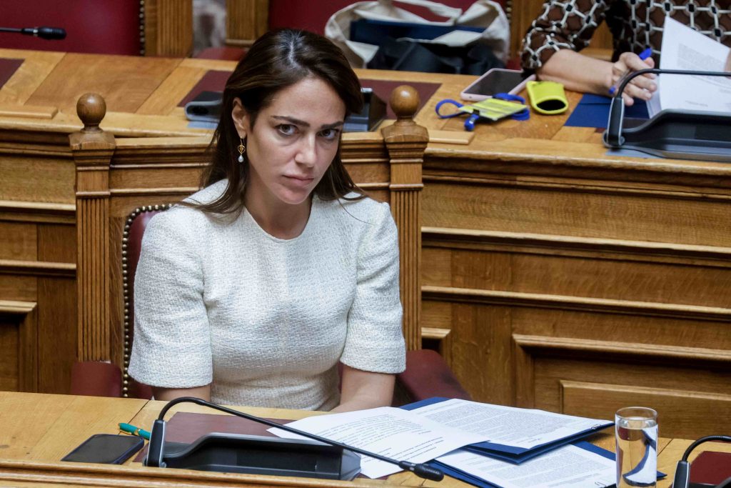 Η Δ. Μιχαηλίδου επισκέφθηκε τους κλινήρεις ηλικιωμένους από την φωτιά στην Παλαιά Φώκαια