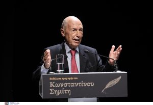 Πήγε ο Μητσοτάκης στην εκδήλωση για τον Σημίτη…..και εκείνος ξέχασε να τον αναφέρει – ΒΙΝΤΕΟ