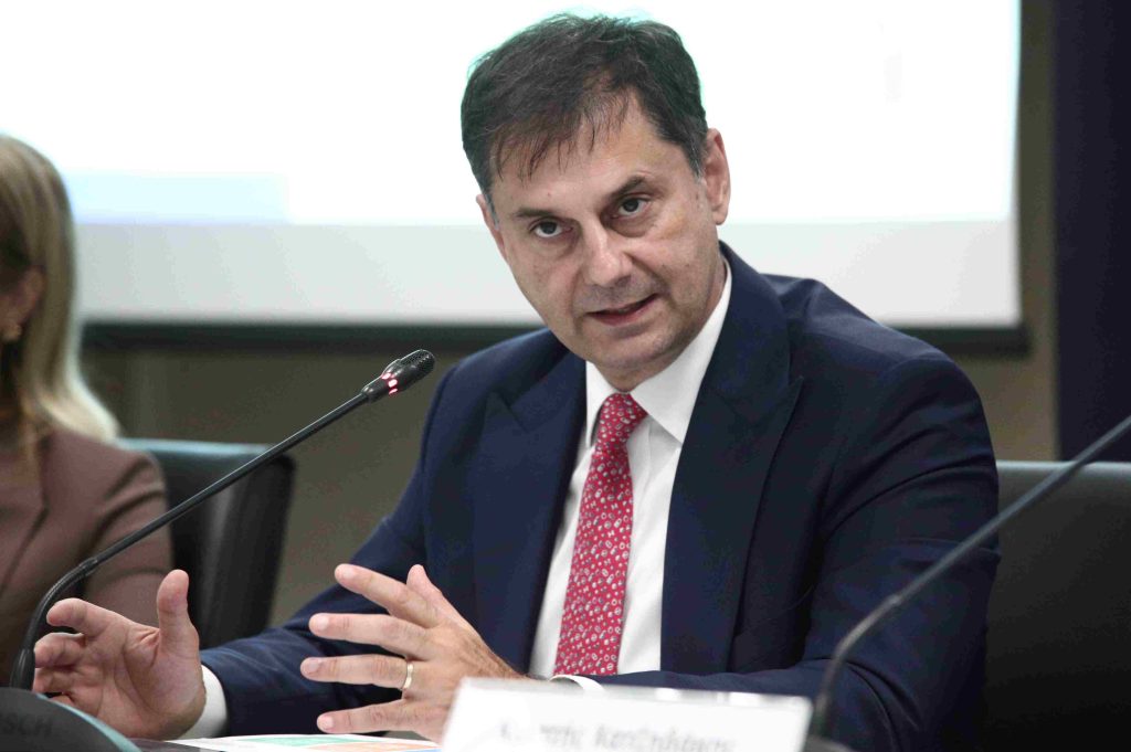 Υφυπουργός Οικονομικών, Χ. Θεοχάρης: «Μην πιστεύετε θεωρίες συνωμοσίας-Μην πιστεύετε τους πολιτικούς κάπηλους»