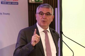 Υφ. Eργασίας Π. Τσακλόγλου: “Ο φίλος σας ο δικηγόρος γιατί δεν πάει να δουλέψει ντελιβεράς” (video)