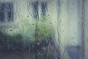 Τι μπορείτε να κάνετε για να αντιμετωπίσετε την υγρασία στα παράθυρα – Ποιοι οι πιθανοί κίνδυνοι