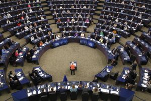 Οικονομικές προβλέψεις Κομισιόν: «Η ελληνική οικονομία διατηρεί τη δυναμική της παρά τις αντιξοότητες»