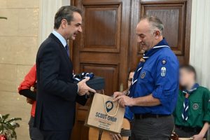 Πρωτοχρονιάτικα κάλαντα στο Μαξίμου – Με μωρό στην αγκαλιά ο Μητσοτάκης, ΒΙΝΤΕΟ