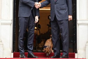 Ο…πίνατ «υποδέχθηκε» τον Ερντογάν στο Μαξίμου