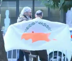 Επίσκεψη Ερντογάν: Απομάκρυναν άνδρα με σημαία ΚΥΠΡΟΥ από το ΥΠΕΞ (video)