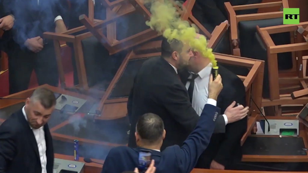 Κροτίδες και οδοφράγματα: Δεν υπάρχει αυτό που έγινε ΜΕΣΑ στην αλβανική βουλή, vid
