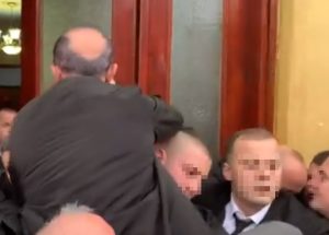 Μπάχαλο ξανά στην Βουλή της Αλβανίας: Καπνογόνα, «ξυλίκι»! Μπήκαν μπράβοι στην μέση, vid