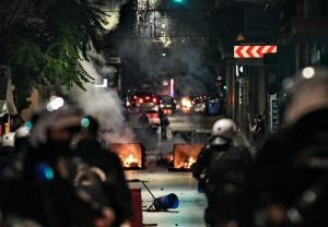 Εμπρηστική επίθεση στου Ζωγράφου – Πυρπόλησαν σχολικά λεωφορεία! ΒΙΝΤΕΟ καταστροφής