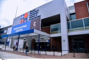 «Δεν πάει ο κόσμος να εμβολιαστεί, δεν ξέρω!! Τι έχει γίνει;;», ρωτάνε έντρομοι στα κανάλια, vid