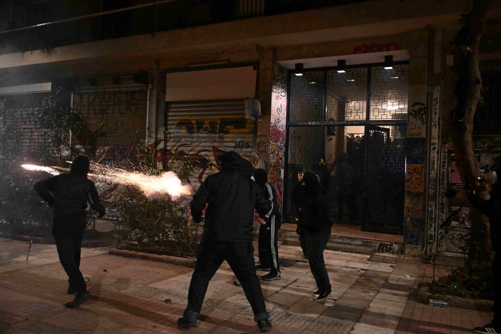 Επεισόδια μετά το τέλος της πορείας σε Θεσσαλονίκη και Αθήνα, με μολότοφ και κρότου λάμψης