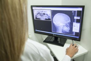 Ιάπωνας ανέπτυξε «σύνδρομο πτώσης κεφαλιού» επειδή κοιτούσε πολύ το τηλέφωνό του